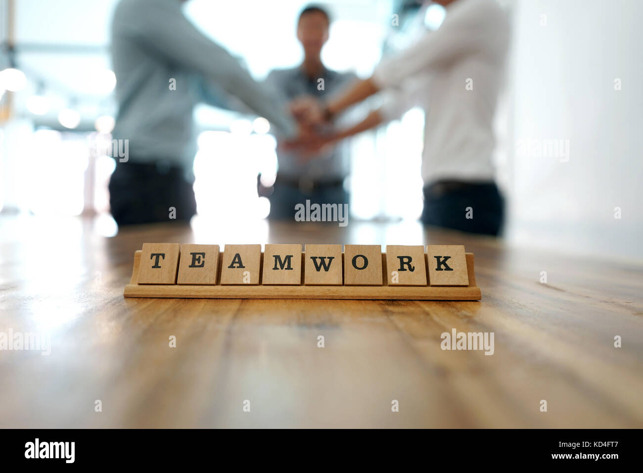 Mot-clé d'équipe sur table en bois cadre de travail d'entreprise. Concept d'équipe de travail. Croix en bois alphabet mot Banque D'Images