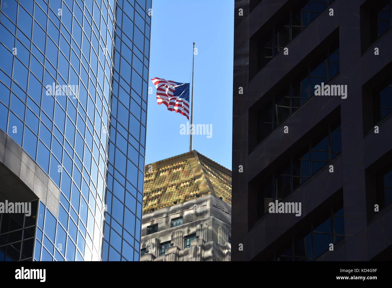 Les États-Unis d'un drapeau au sommet d'un gratte-ciel art déco sur un beau jour de fin d'été. Banque D'Images Les États-Unis d'un drapeau au sommet d'un gratte-ciel art déco sur un beau jour de fin d'été. Banque D'Images