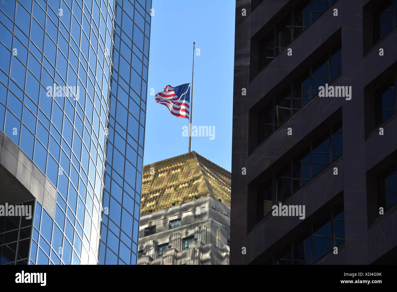 Les États-Unis d'un drapeau au sommet d'un gratte-ciel art déco sur un beau jour de fin d'été. Banque D'Images Les États-Unis d'un drapeau au sommet d'un gratte-ciel art déco sur un beau jour de fin d'été. Banque D'Images