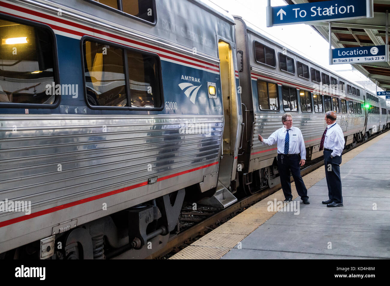 Washington DC,District de Columbia,Union Station,chemin de fer,train,voie,Amtrak,Viewliner 62000,voitures de nuit,adultes homme hommes,conducteur,cre Banque D'Images