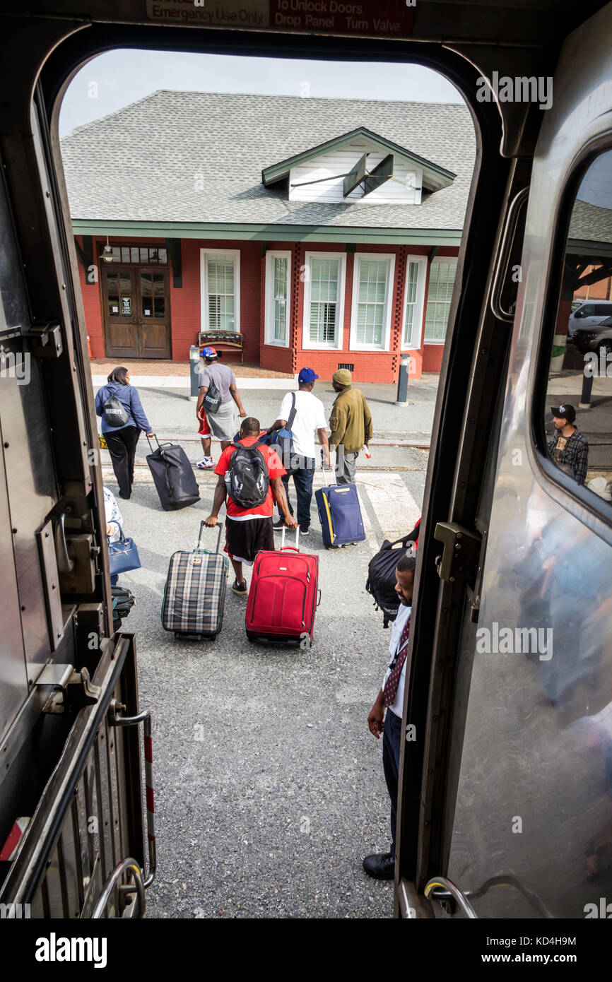 Géorgie,Jessup,gare,chemin de fer,train,Amtrak,arrêt,gare,Black man men male,femme femme femme,passagers rider riders,débarquer,FL17053 Banque D'Images