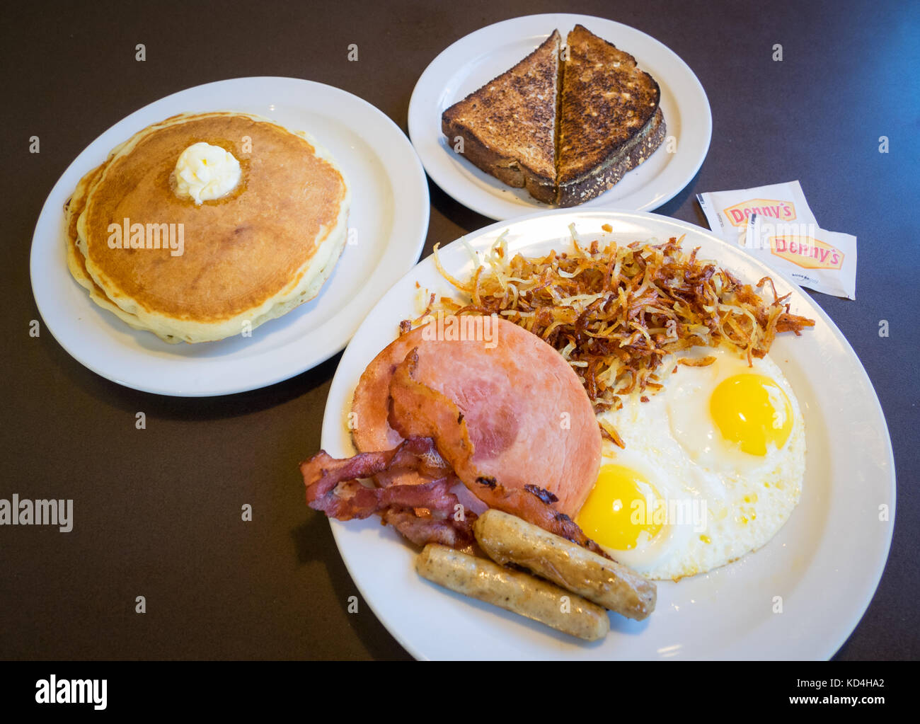 Un petit-déjeuner grand slam de Denny's (Denny's Diner), un célèbre pancake house et les restaurants à ambiance décontractée et à la chaîne. Banque D'Images