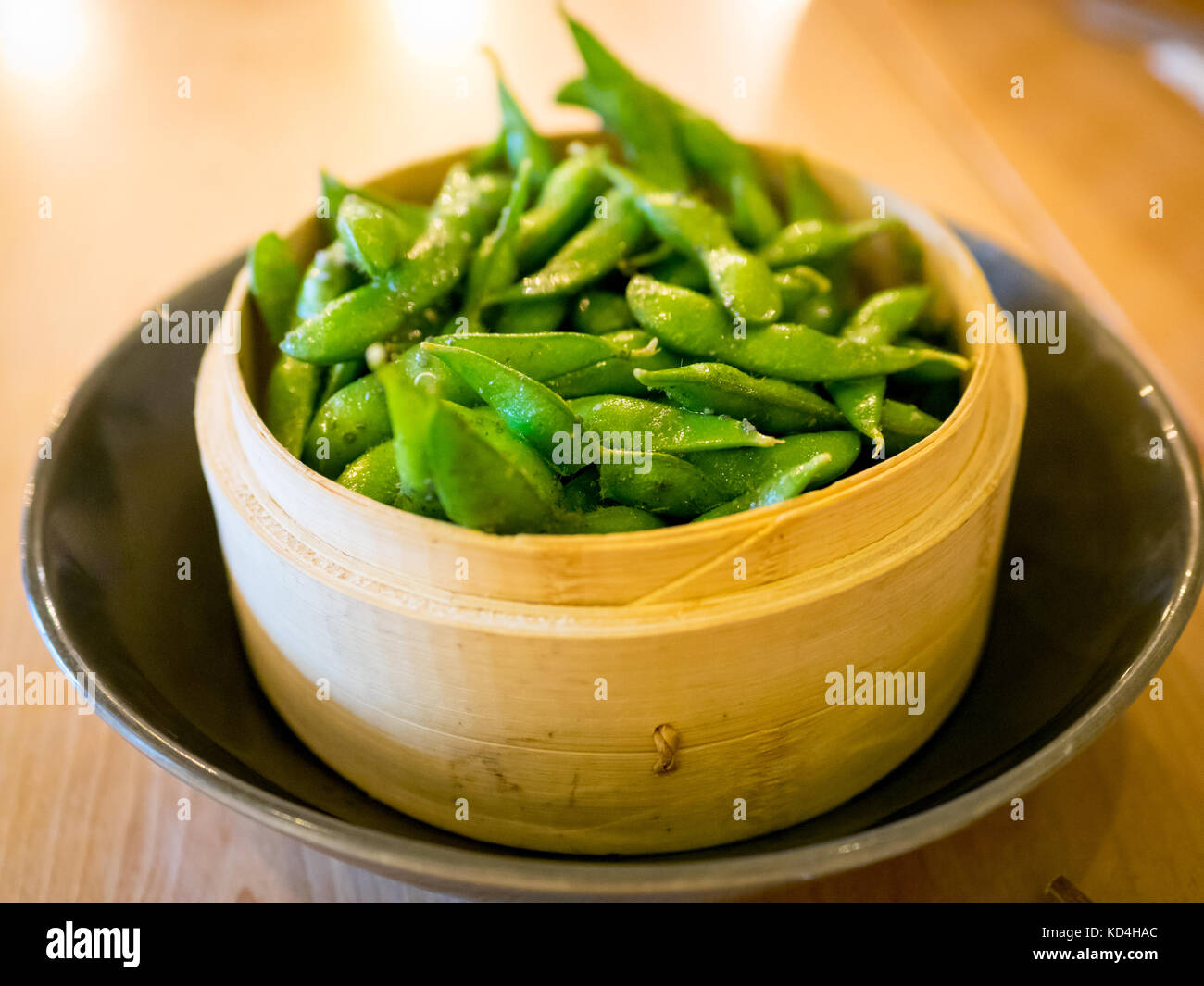Un bol d'edamame beans avec du sel. Banque D'Images