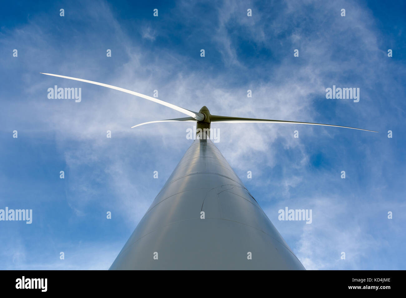 Une éolienne vue d'en bas contre le ciel bleu. Banque D'Images