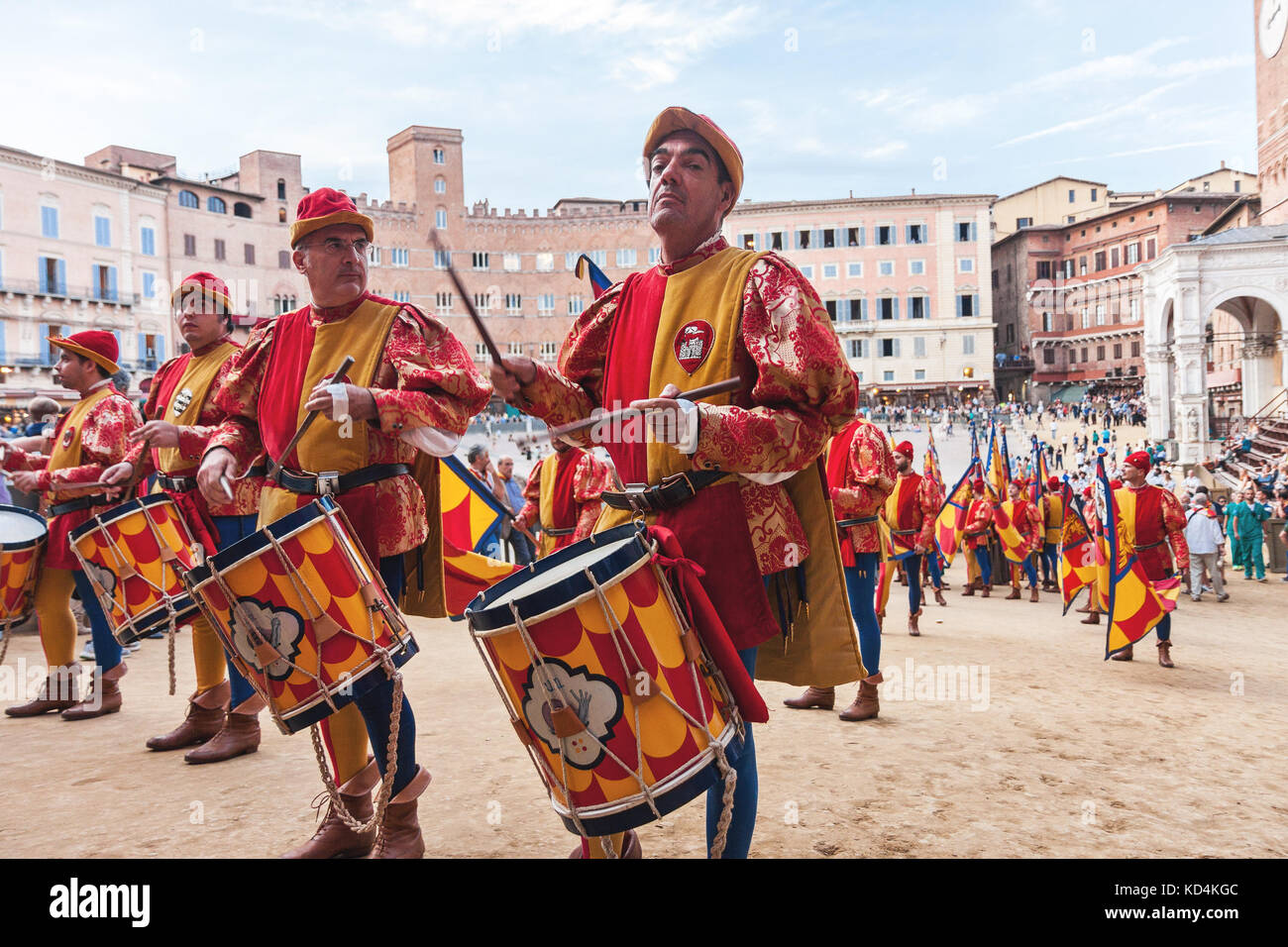 Les hommes avec des musiciens de la batterie dans des costumes colorés historiques célébrant à traditionnel palio course de chevaux à Sienne, il parade Banque D'Images
