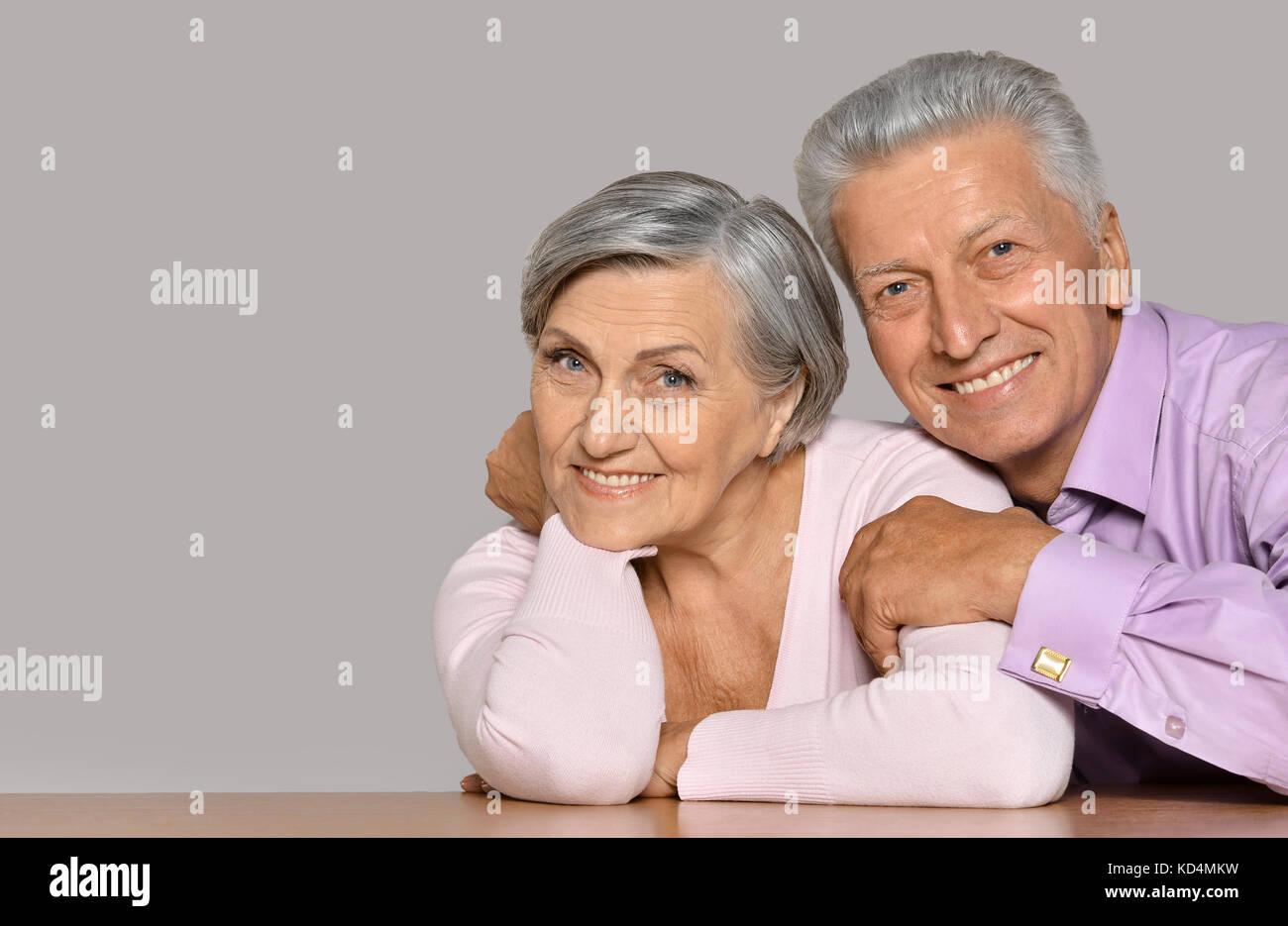 Femme et homme assis et s'étreindre Banque D'Images