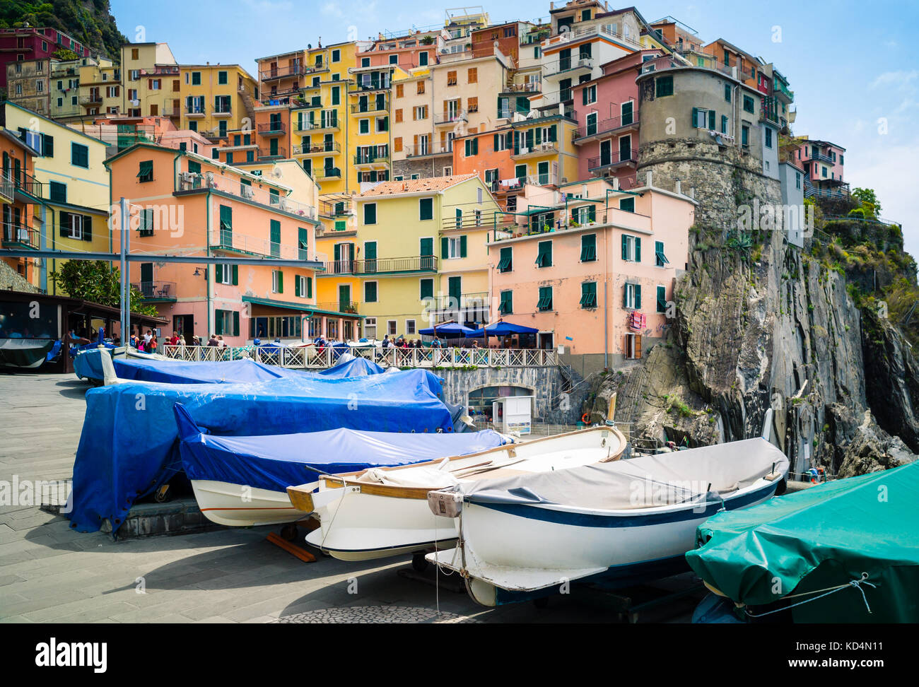 Le petit village de pêcheurs de Manarola, avec ses bateaux de pêche colorés et les maisons suspendues à la falaise, est l'une des cinq villes des Cinque Terre Banque D'Images