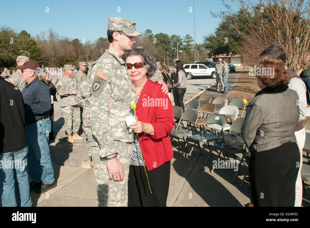 Timmonsville, s.c.-- Caroline du Sud Army National Guard, 133e compagnie de police militaire de timmonsville, s.c., à l'honneur les trois soldats qui ont perdu la vie le 20 juin 2012, au cours de leur déploiement dans la province de Khost, en afghanistan, lors d'une cérémonie commémorative jan. 4, 2013 l'extérieur de leur arsenal. (Photo de la garde nationale par le sergent tracci dorgan- libéré) Banque D'Images