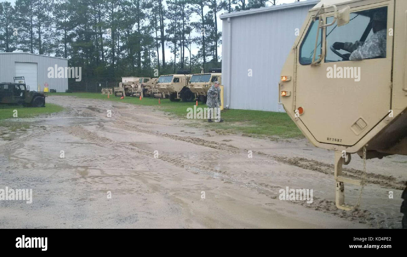 Caroline du Sud, les soldats de la garde nationale d'armée avec une compagnie de la 218e bataillon de soutien de la brigade se préparent à participer à des opérations de récupération d'inondation oct. 4, 2015. (Avec la permission de la photo) Banque D'Images