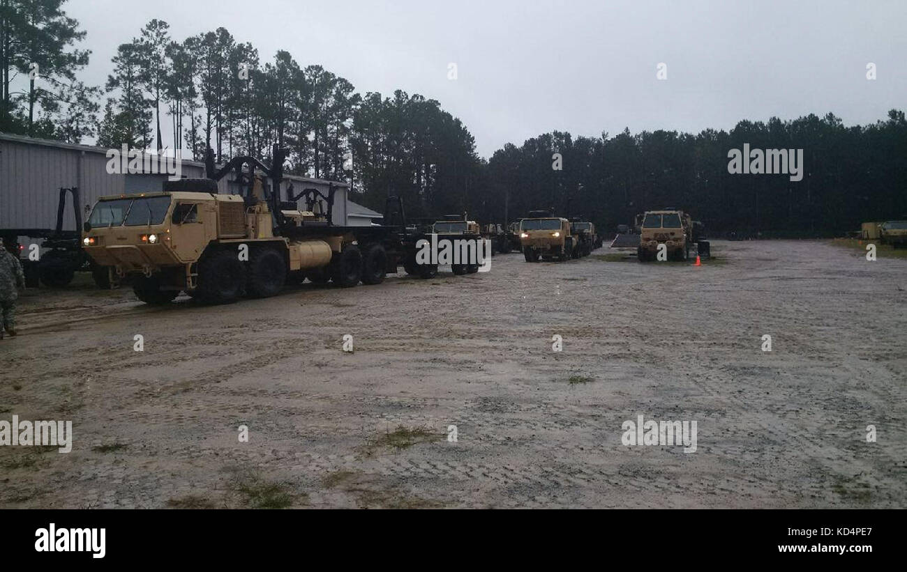 Caroline du Sud, les soldats de la garde nationale d'armée avec une compagnie de la 218e bataillon de soutien de la brigade se préparent à participer à des opérations de récupération d'inondation oct. 4, 2015. (Avec la permission de la photo) Banque D'Images