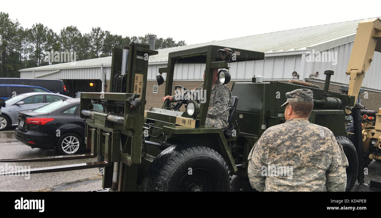 Caroline du Sud, les soldats de la garde nationale d'armée avec la 111e compagnie de transmissions à se préparer pour l'aider à se rétablir des inondations de la paix oct. 4, 2015. (Avec la permission de la photo) Banque D'Images