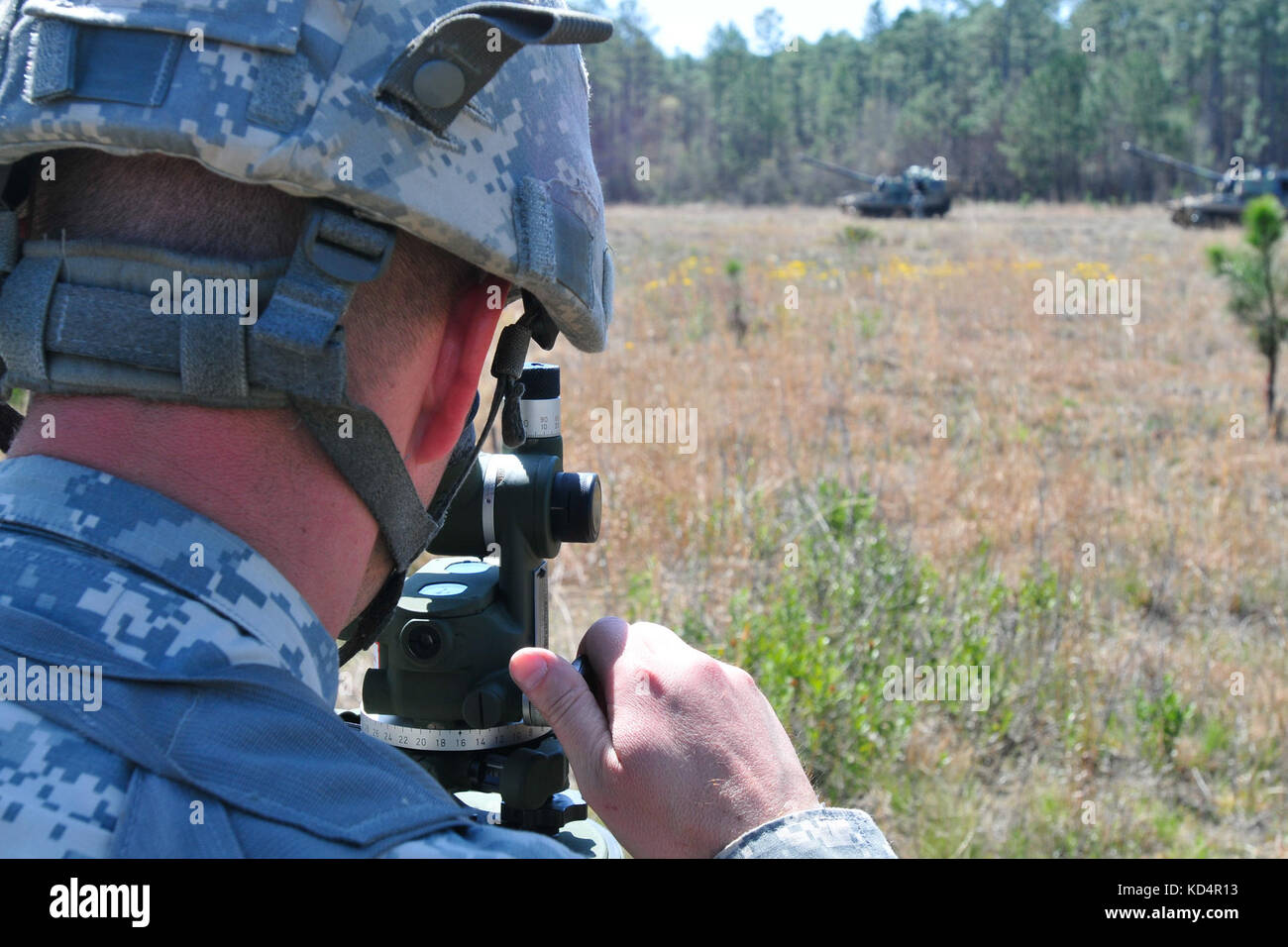 Le sgt. 1re classe Karl martis, platoon, sergenat avec le 178ème bataillon d'artillerie, une batterie, Caroline du Sud, la garde nationale définit l'objectif de la batterie lors de leur cercle de formation annuelle sur les champs de tir fort stewart, ga. Le 178ème centre de la formation est dans le manuel d'artillerie, une compétence rarement utilisé avec la technologie d'aujourd'hui, mais très important pour aller vers le bas lorsque les ordinateurs et de la technologie ne fonctionne pas. (U.s. Army National Guard photo par oc tracci dorgan/libérés) Banque D'Images