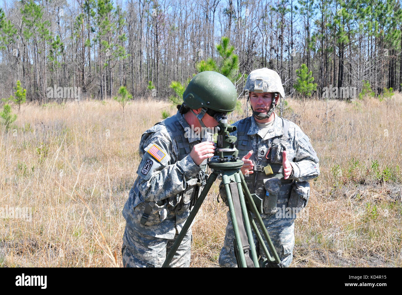 Le sgt. 1re classe Karl martis, platoon, sergenat avec le 178ème bataillon d'artillerie, une batterie, Caroline du Sud, indique à l'Army National Guard Officer Candidate tracci dorgan comment définir l'objectif de la batterie lors de leur cercle de formation annuelle sur les champs de tir fort stewart, ga. Le 178ème centre de la formation est dans le manuel d'artillerie, une compétence rarement utilisé avec la technologie d'aujourd'hui, mais très important pour aller vers le bas lorsque les ordinateurs et de la technologie ne fonctionne pas. (U.s. Army National Guard photo par oc tracci dorgan/libérés) Banque D'Images