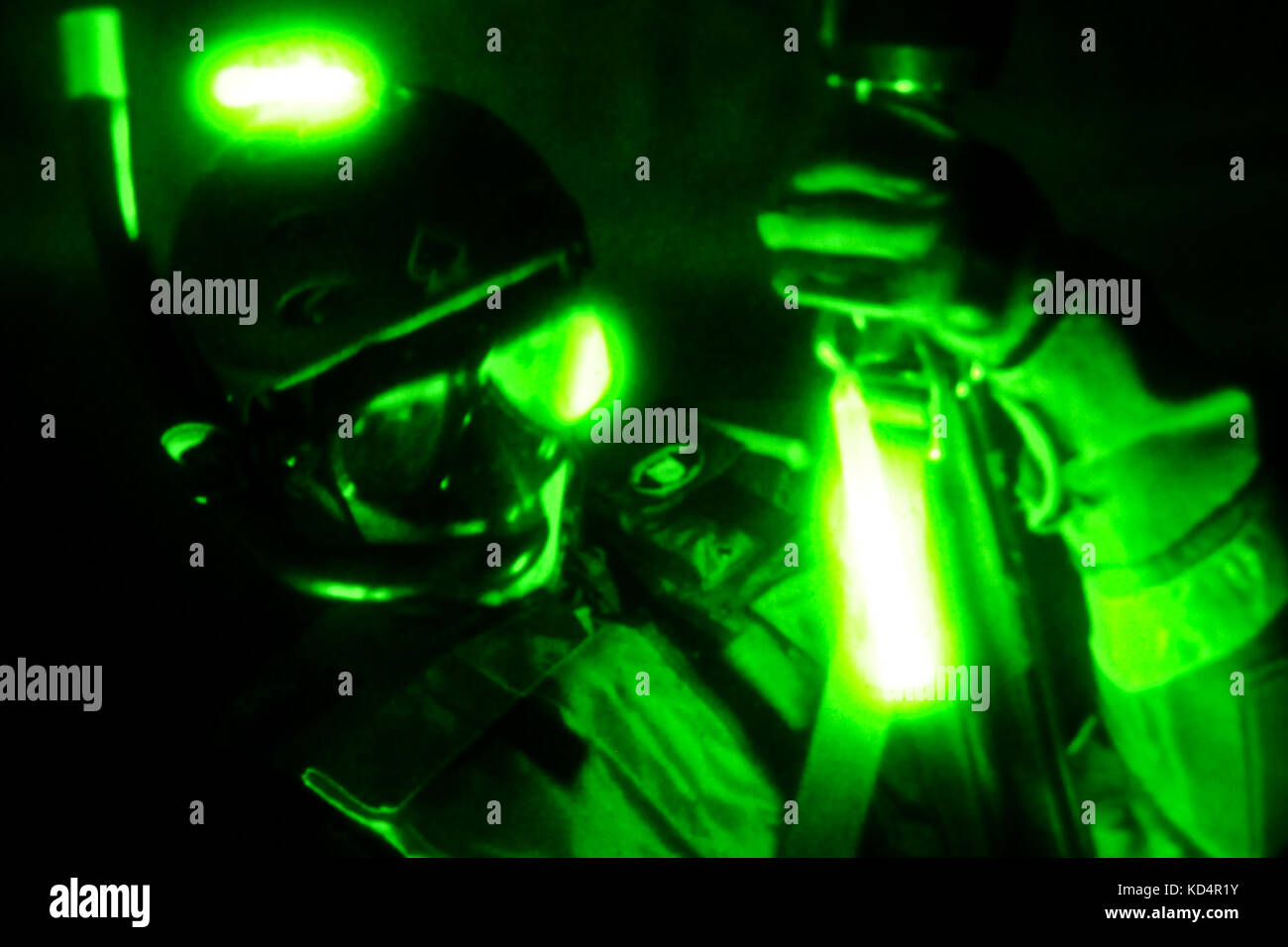 La garde nationale armée l.c. (2-151st aviation, en partenariat avec l'équipe de sauvetage aquatique d'hélicoptères (sc-hart), effectuée de nuit et l'arbre de formation en sauvetage à base d'eau à mcentire joint National Guard Base à eastover, s.c., le 5 avril 2014. sc-hart est un effort conjoint de l'État en matière de recherche et de sauvetage et du groupe de travail des chefs pilotes et l'équipage de l'Army National Guard l.c.. le scénario de formation de sauvetage des personnes en détresse placé dans un arbre pour échapper à crue des eaux. Les sauveteurs ont été abaissées d'un planant UH-60 Black Hawk au niveau de la cime à l'individus w Banque D'Images