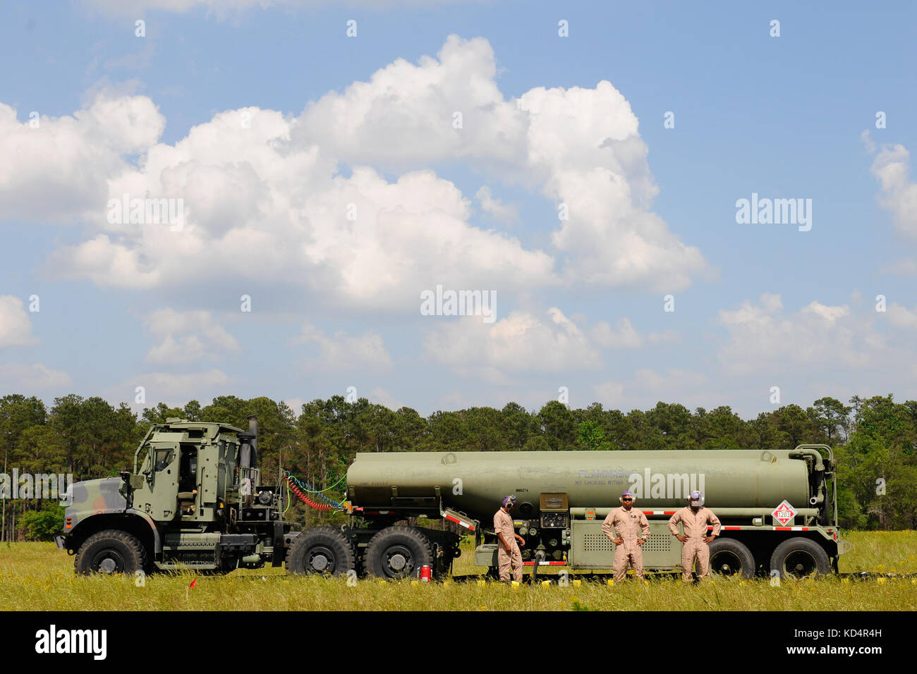 Les marines américains affectés au 273e Escadron de soutien de l'aile marine, air operations company, au Marine Corps Air Station beaufort, s.c., sont devant un n-90 camion pendant le ravitaillement des aéronefs à voilure tournante à mcentire joint national guard base, L.C. (le 14 mai 2014. éléments de la Caroline du Sud et de l'armée de l'air national guard et l'us marines mener des opérations conjointes qui sont essentiels au succès continu de la préparation opérationnelle et des déploiements à travers le monde. La garde nationale américaine (photo par le sgt tech. Jorge intriago/libérés) Banque D'Images