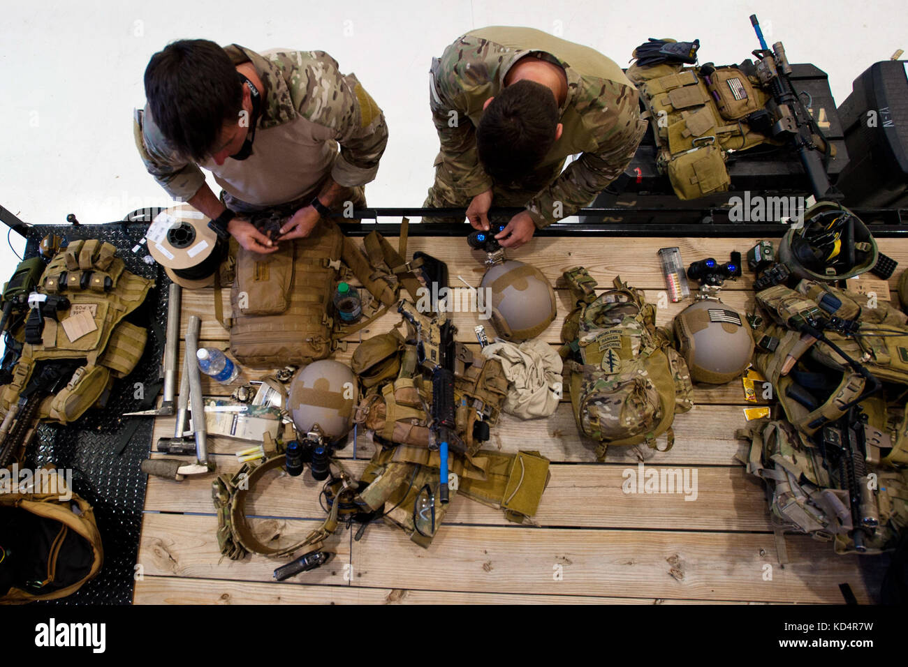 Des soldats des forces spéciales de l'armée américaine, de préparer leur matériel à mcentire joint national guard base, s.c., le 19 mai 2014. éléments de Caroline du sud de l'armée et de la garde nationale, de l'armée américaine et air force special operations, et département de police de Colombie-Britannique s.w.a.t., a mené l'agression urbaine qui a permis la formation des forces d'opérations spéciales et de la garde nationale d'actifs travailler côte à côte, alors que la formation dans un environnement urbain. (Photo de la garde nationale américaine par tech. sgt. Jorge intriago/libérés) Banque D'Images