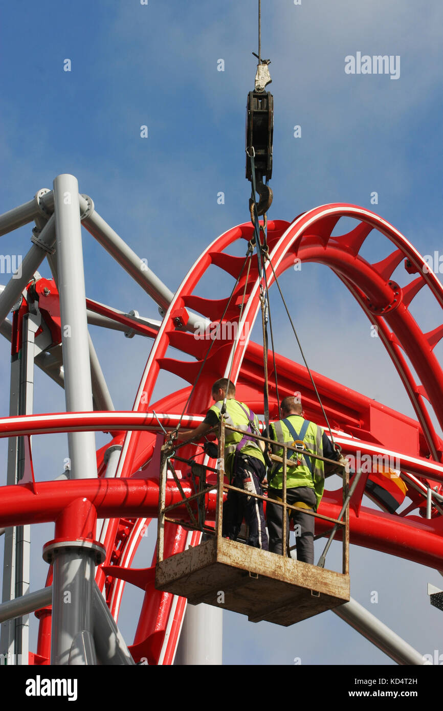 Les hommes qui travaillent sur la G Force roller coaster à Drayton Manor  Park, Staffordshire Photo Stock - Alamy