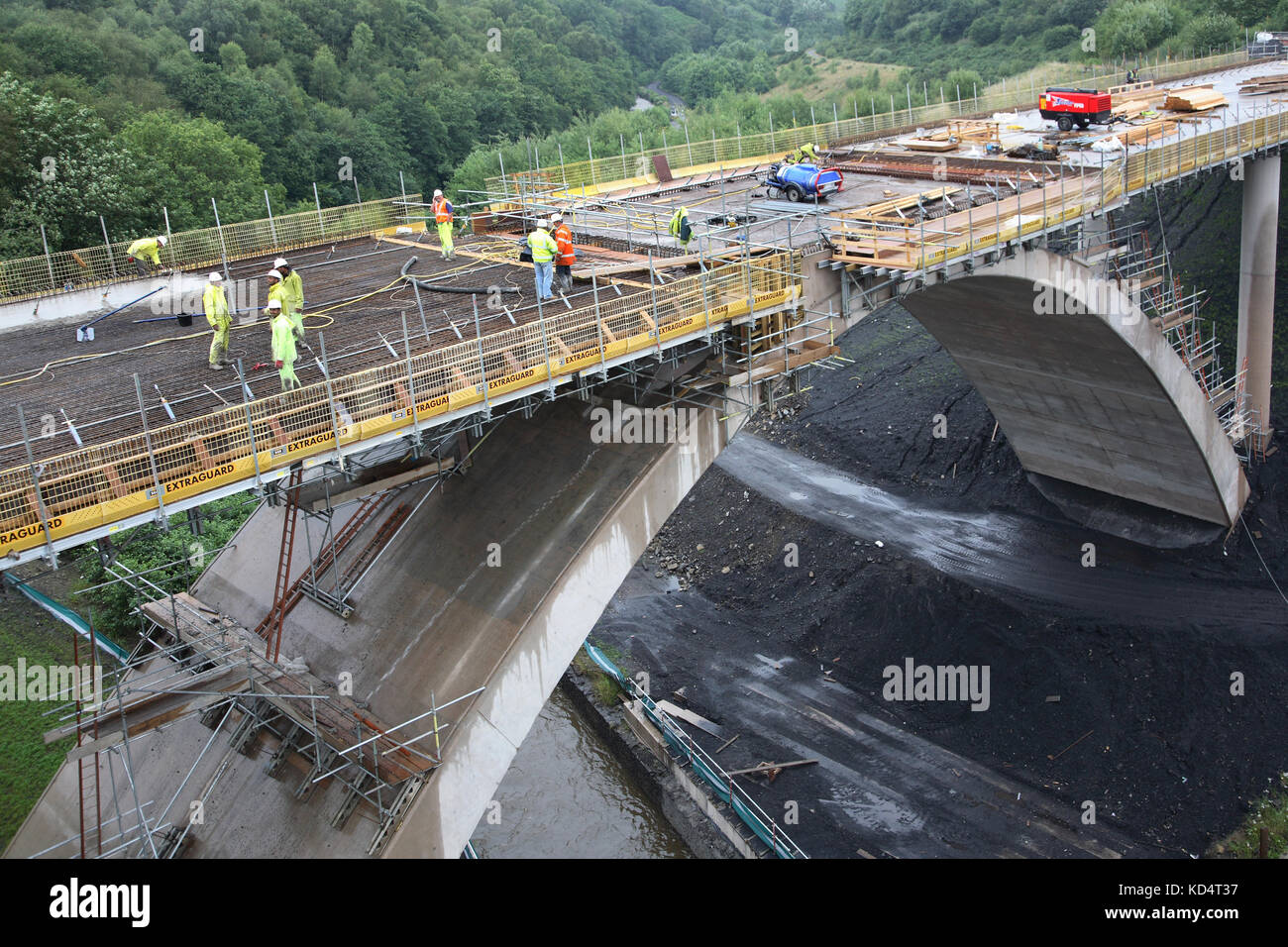 Un nouveau pont routier en béton est en construction à Bargoed, au sud du pays de Galles, au Royaume-Uni. Fait partie d'une initiative de développement financée par le gouvernement et la CEE. Banque D'Images
