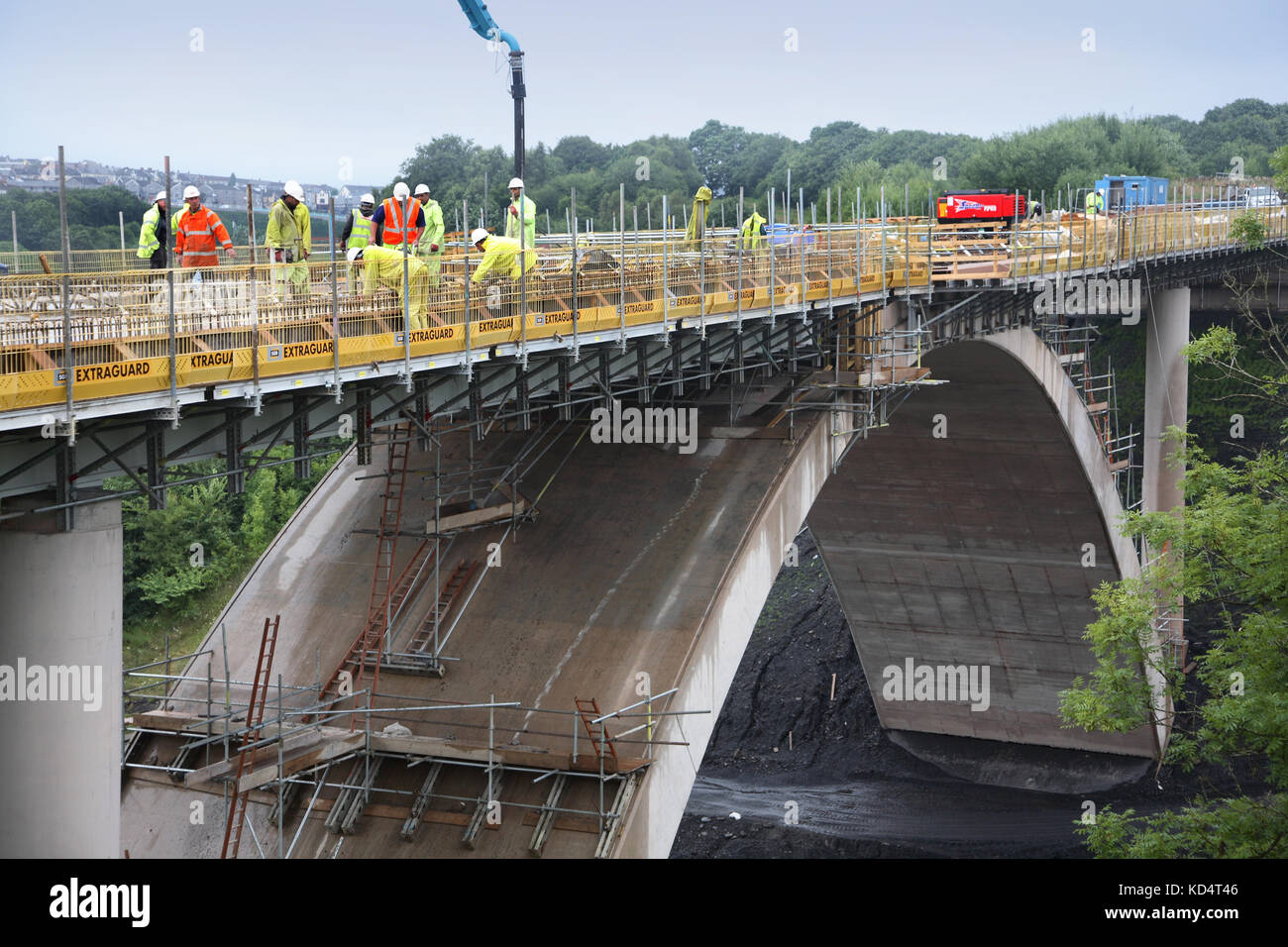 Un nouveau pont routier en béton est en construction à Bargoed, au sud du pays de Galles, au Royaume-Uni. Fait partie d'une initiative de développement financée par le gouvernement et la CEE. Banque D'Images