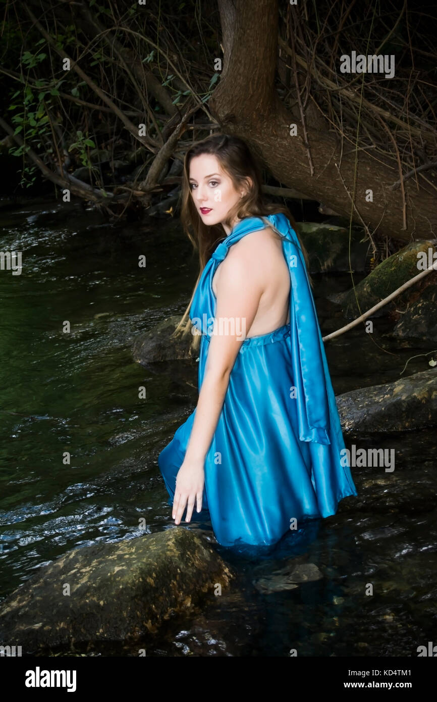 Belle femme au bord d'une rivière de montagne avec une robe du soir Photo  Stock - Alamy