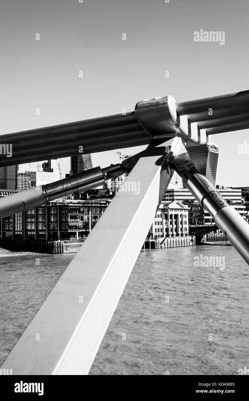 L'image monochrome noir et blanc d'un gros plan du millénaire le passerelle à Londres, Royaume-Uni traversant la Tamise Banque D'Images