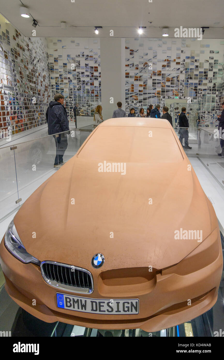 BMW world museum : voiture BMW modèle en argile, München, Munich, Oberbayern, Haute-Bavière, Bayern, Bavière, Allemagne Banque D'Images