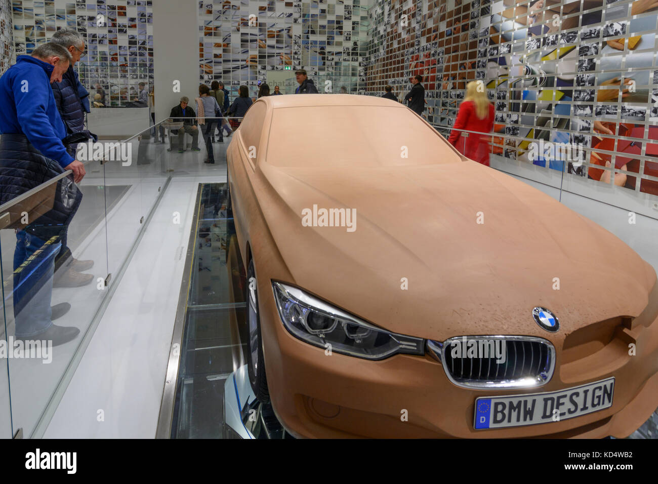 BMW world museum : voiture BMW modèle en argile, München, Munich, Oberbayern, Haute-Bavière, Bayern, Bavière, Allemagne Banque D'Images