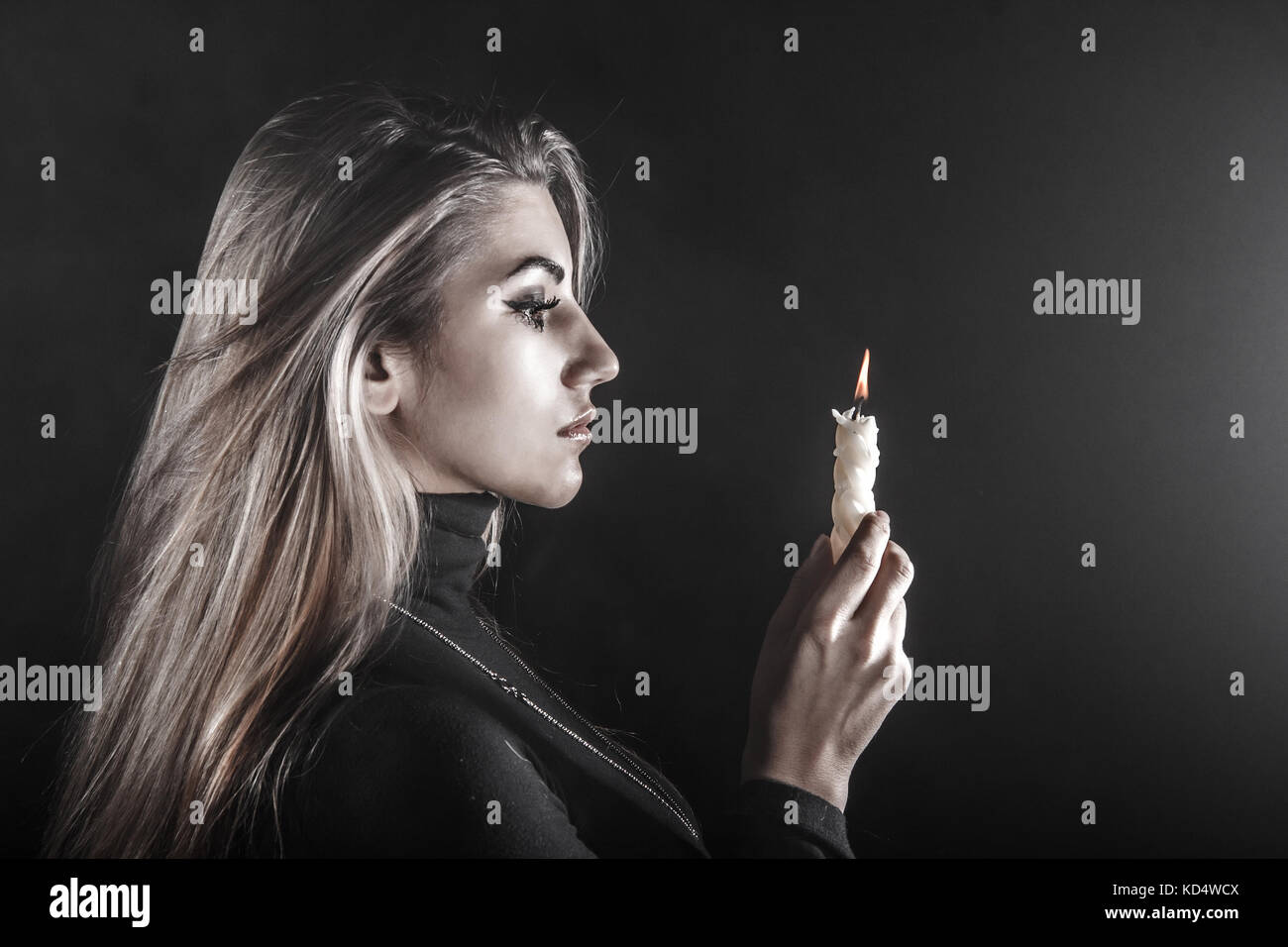 Lonely woman une bougie dans un environnement sans fumée Banque D'Images