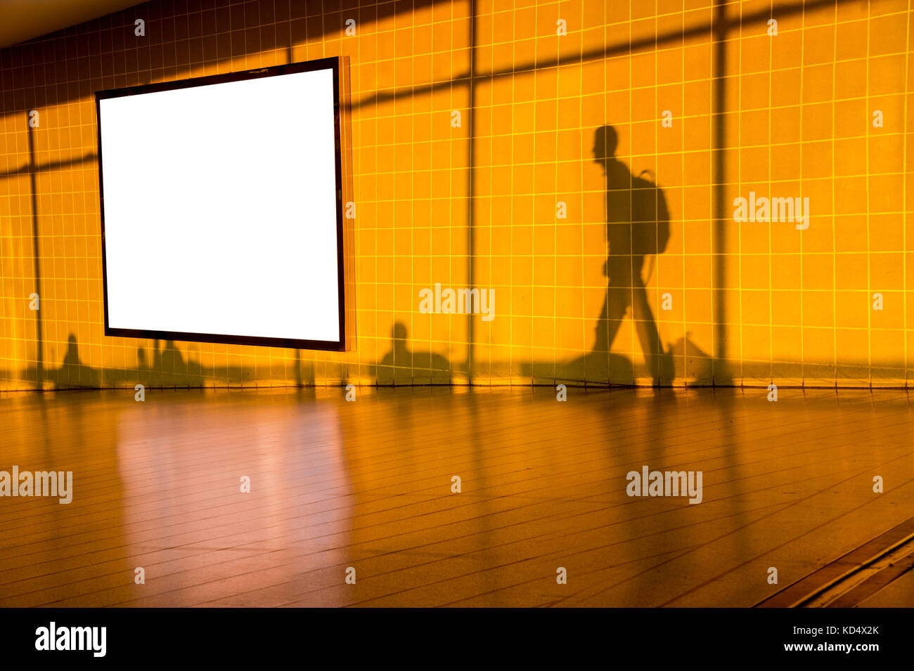 Les passagers des compagnies aériennes de l'ombre sur le mur de l'aéroport avec Blank Sign Banque D'Images