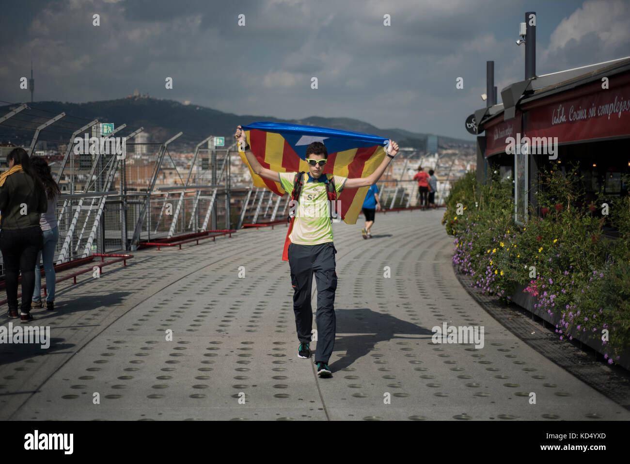 Un activiste de l'indépendance détient un drapeau d'indépendance catalan sur sa tête à Plaça d'Espanya (place de l'Espagne), Barcelone. Crédit: Alamy / Carles Desfilis Banque D'Images