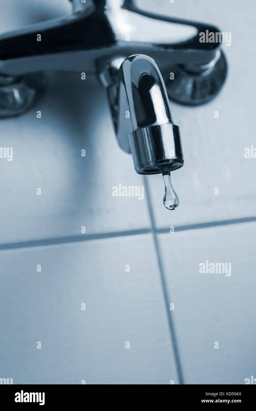 Robinet ou robinet de la cuisine fuit avec gouttes d'eau. économiser de l'eau concept. close up Banque D'Images