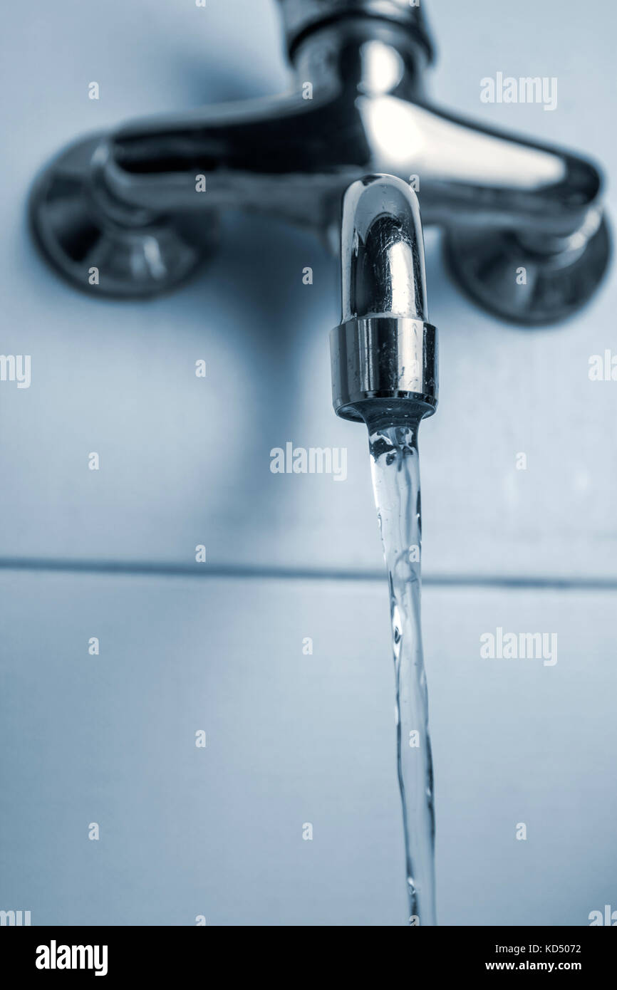 Robinet ou robinet de cuisine avec l'eau courante. économiser de l'eau concept. close up Banque D'Images