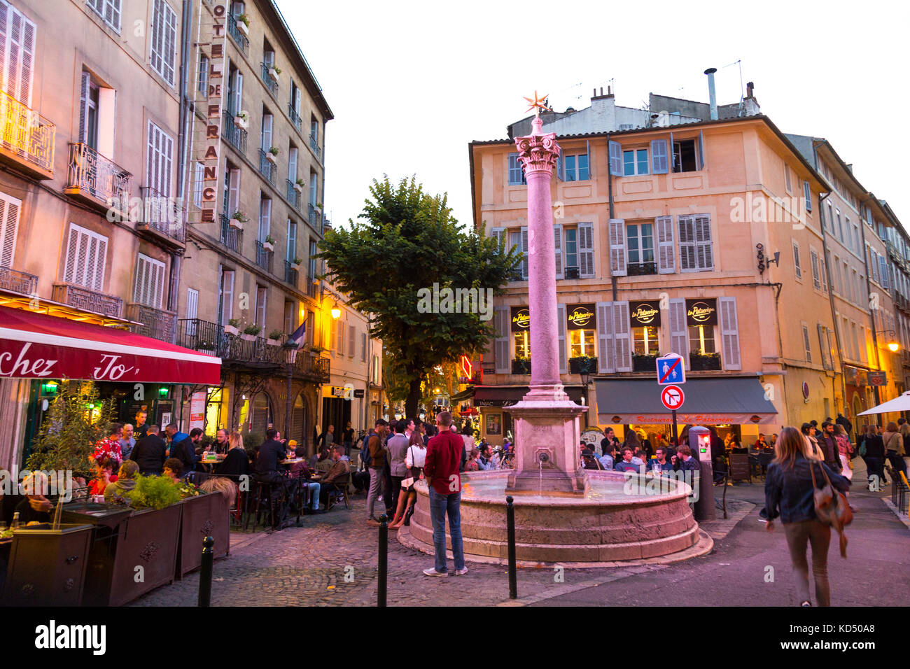 Personnes assises à l'extérieur des restaurants et des bars, ambiance animée à la place des Augustins, Aix en Provence, France Banque D'Images