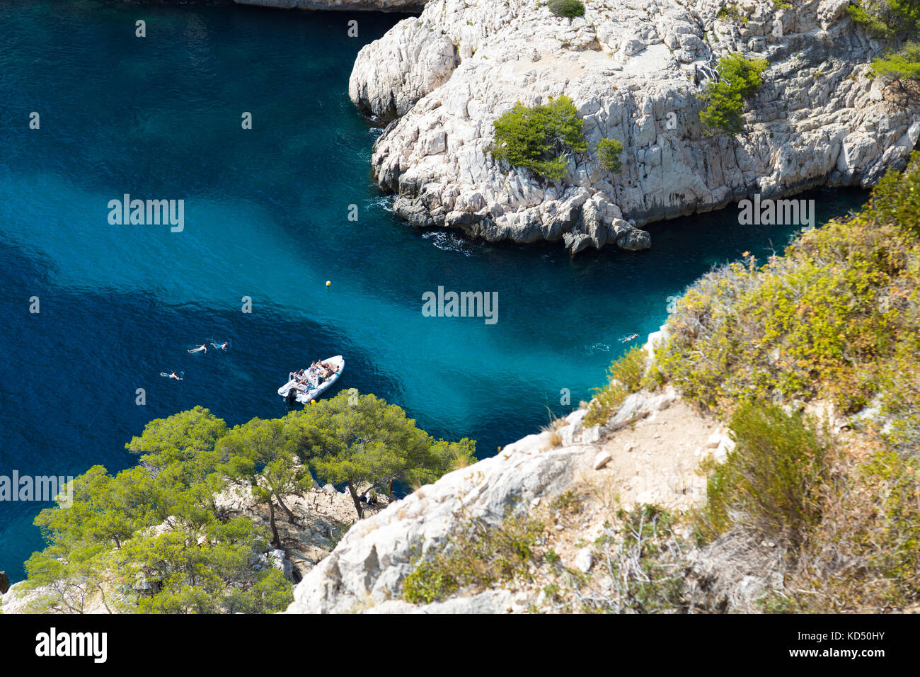Calanque de Sugiton, bateau dans une crique, personnes nageant dans l'eau de mer d'azur, Parc National de Calanques, France Banque D'Images