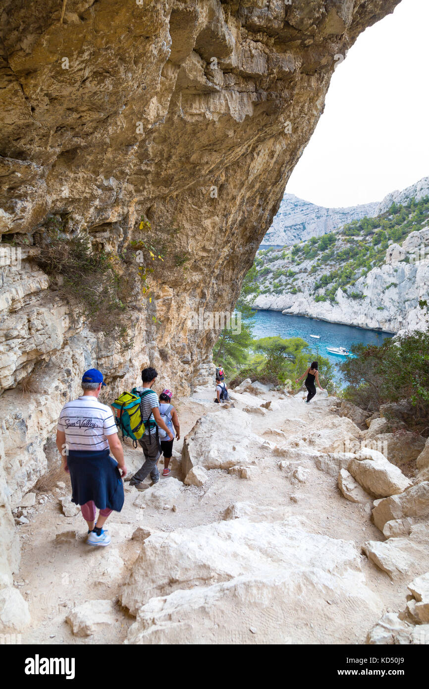 Groupe de personnes randonnée à la Calanque de Sugiton, Parc National de Calanques, France Banque D'Images