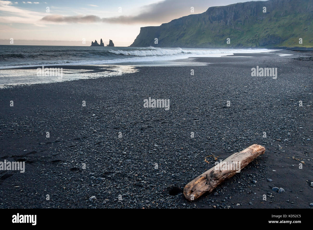 Des formations de roche de reynisdrangar et le mont reynisfjall. plage de sable noir de vik, le sud de l'islande Banque D'Images