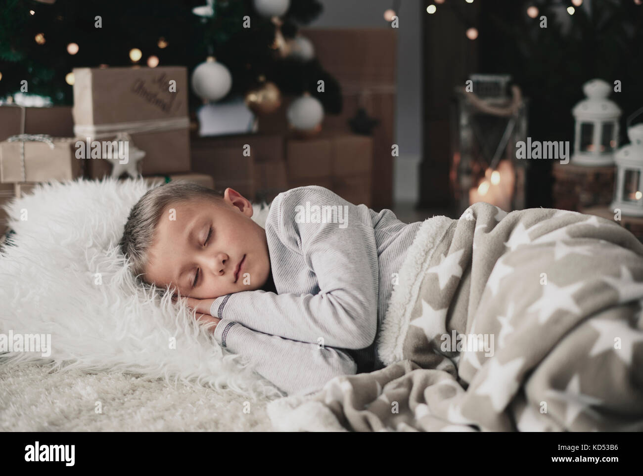 Cute boy dormir sur un tapis Banque D'Images