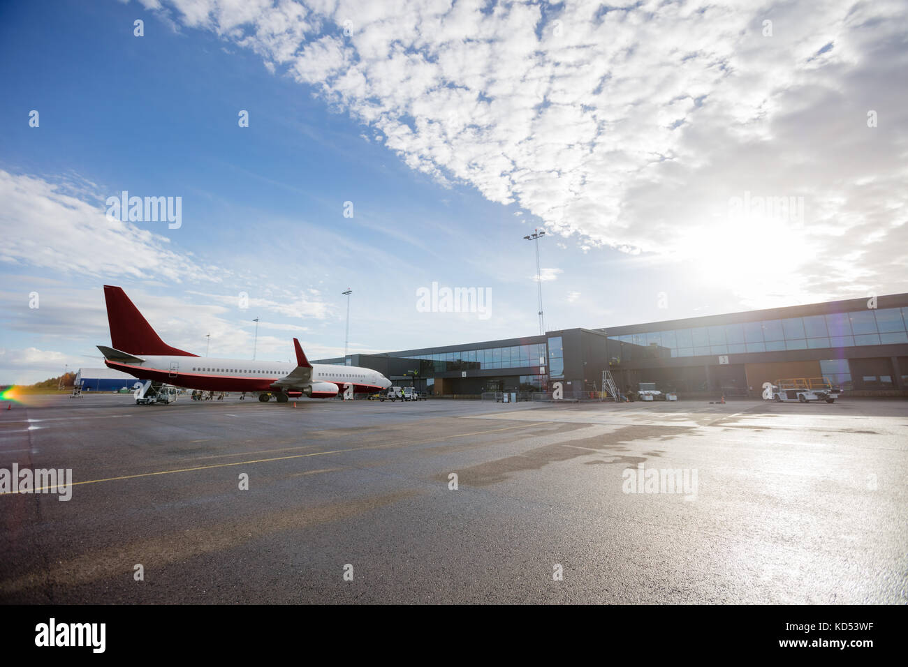 Niveau de la surface de l'avion sur piste mouillée contre ciel sur sunny day Banque D'Images