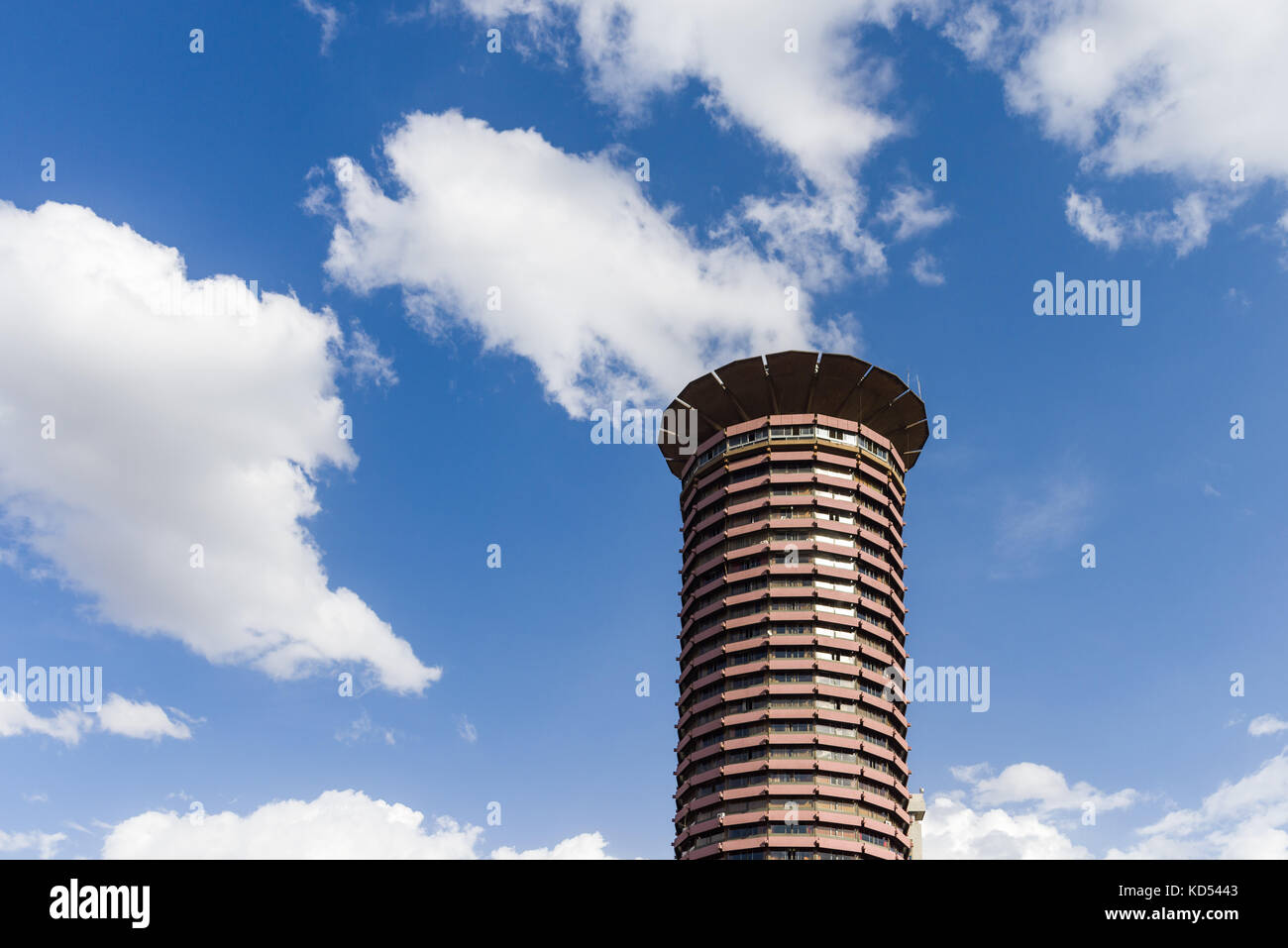 Le Centre de conférences International Kenyatta KICC bâtiment avec beau ciel rempli de nuages, Nairobi, Kenya Banque D'Images