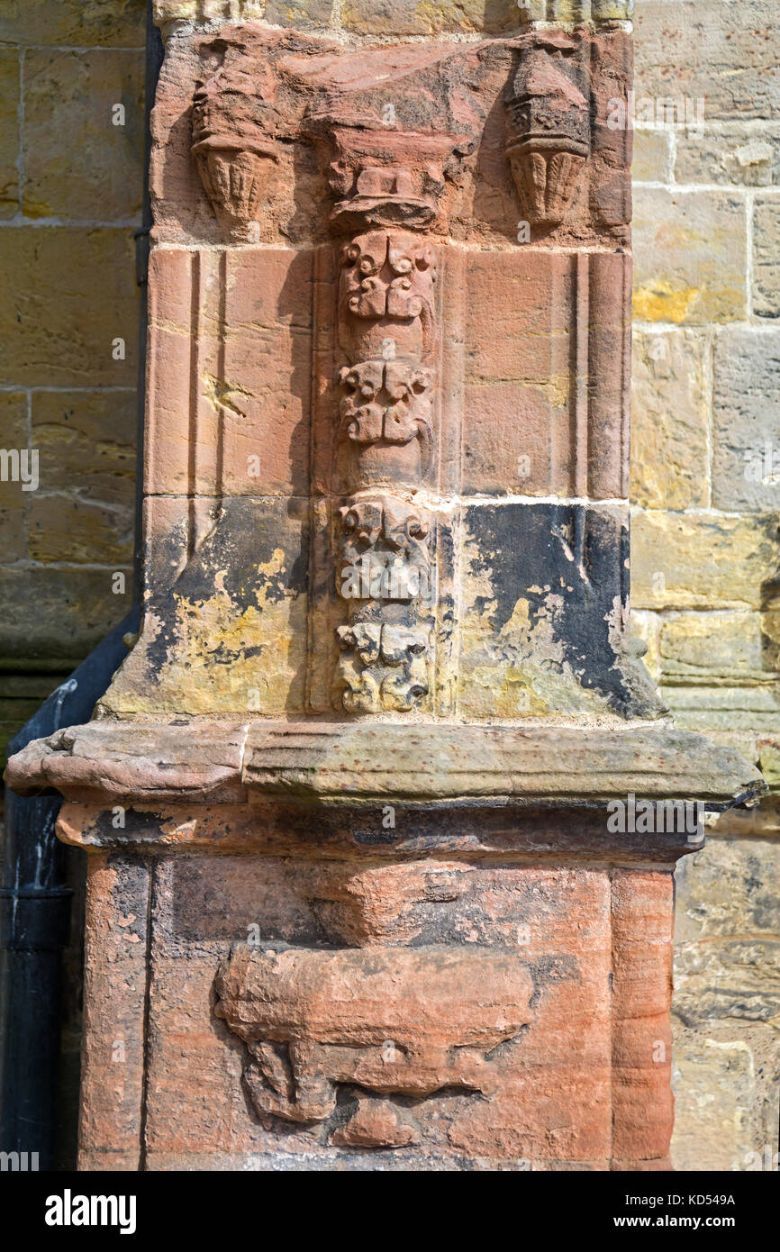Sculptures religieuse ancienne en grès à l'extérieur de la chapelle de Rosslyn, Ecosse Banque D'Images