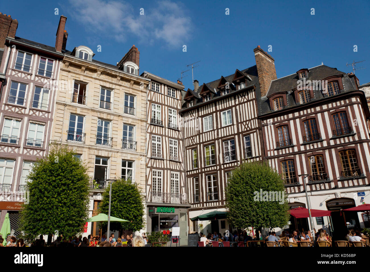 Rouen (nord de la France) : façade de maisons à colombages de la place 'place de la Pucelle" dans la vieille ville (non disponible pour la production de cartes postales) Banque D'Images