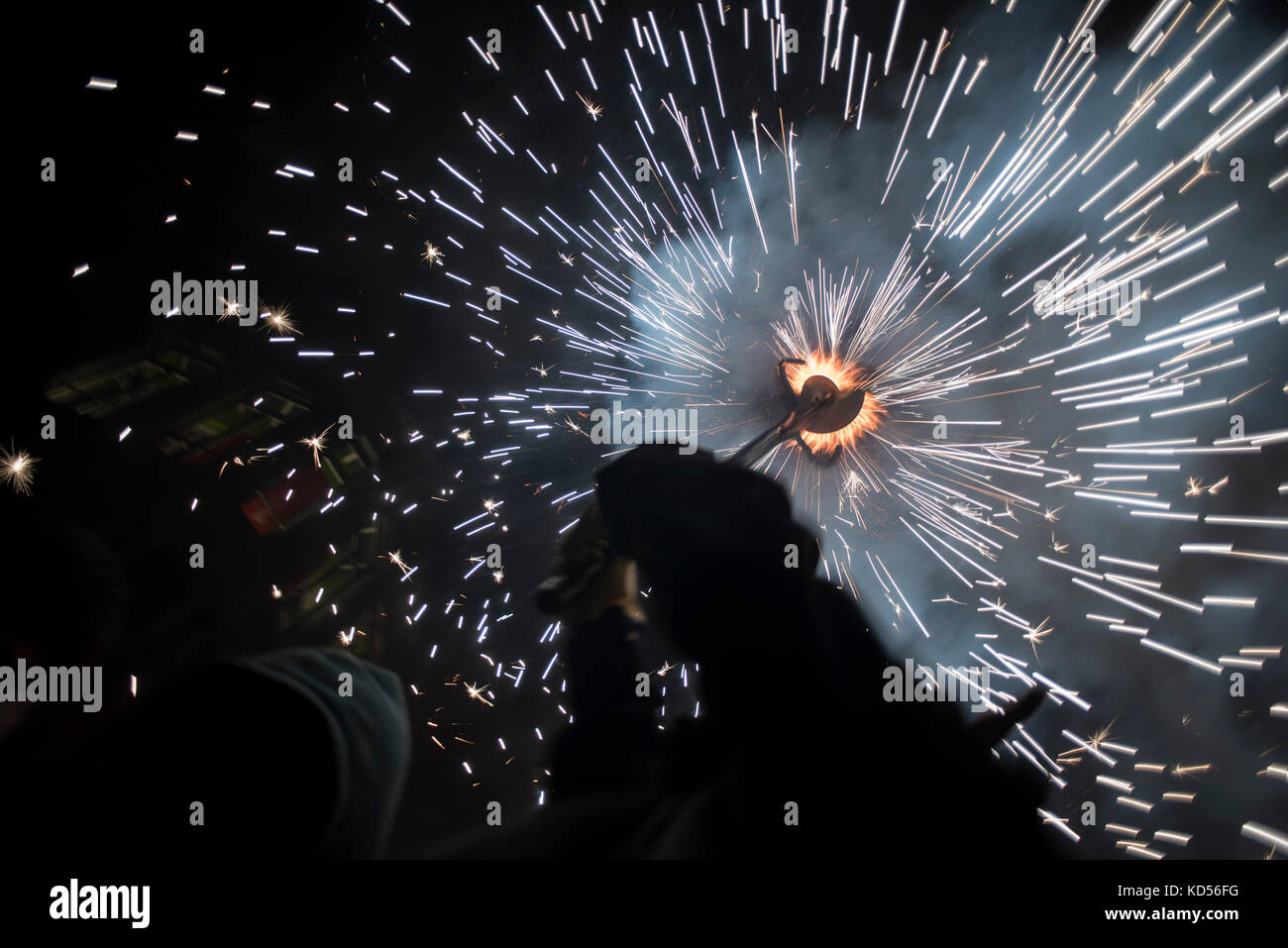 Les gens s'amusent au Correcos de la Merce. La partie consiste à fuir les démons (Diables) qui jettent des étincelles. Alamy / Carles Desfilis Banque D'Images