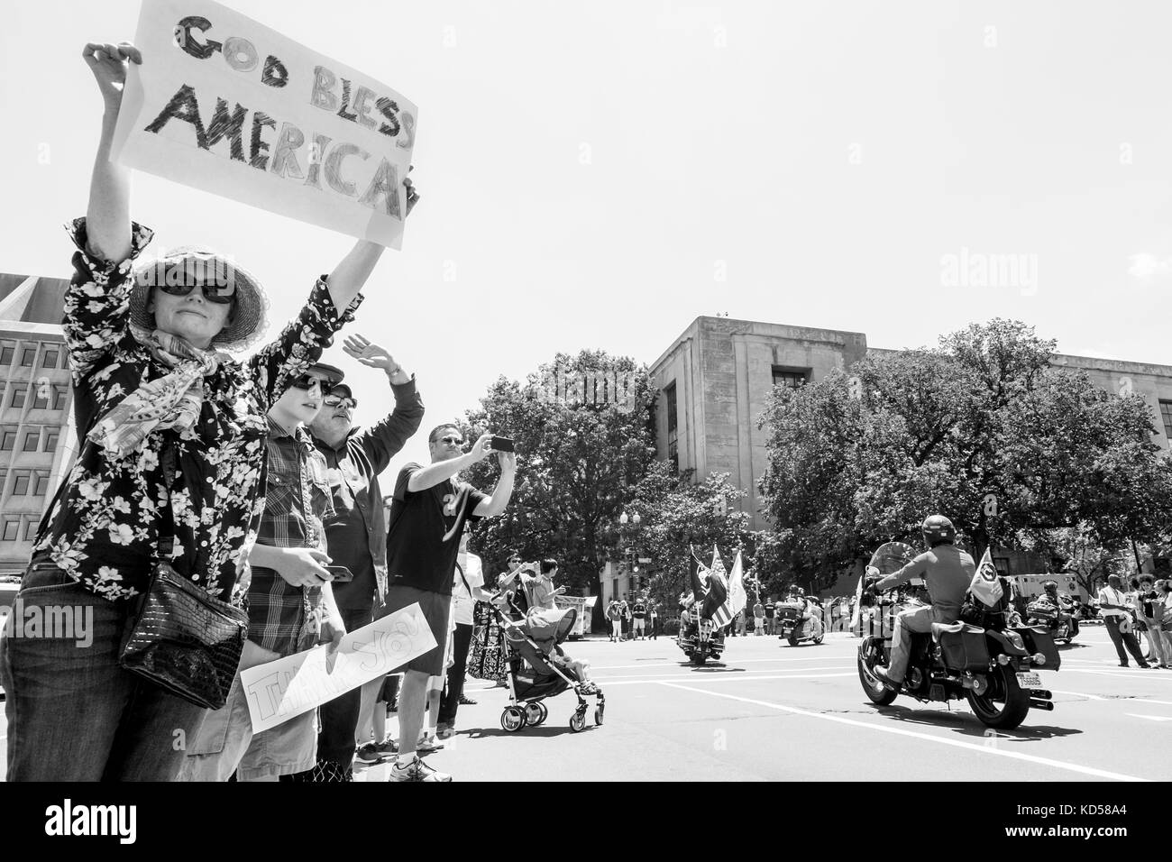 Washington DC - 25 mai, 2015 spectateurs : signes d'onde à l'appui de l'opération Rolling Thunder Vietnam Veterans Memorial Day sur démonstration moto de député Banque D'Images