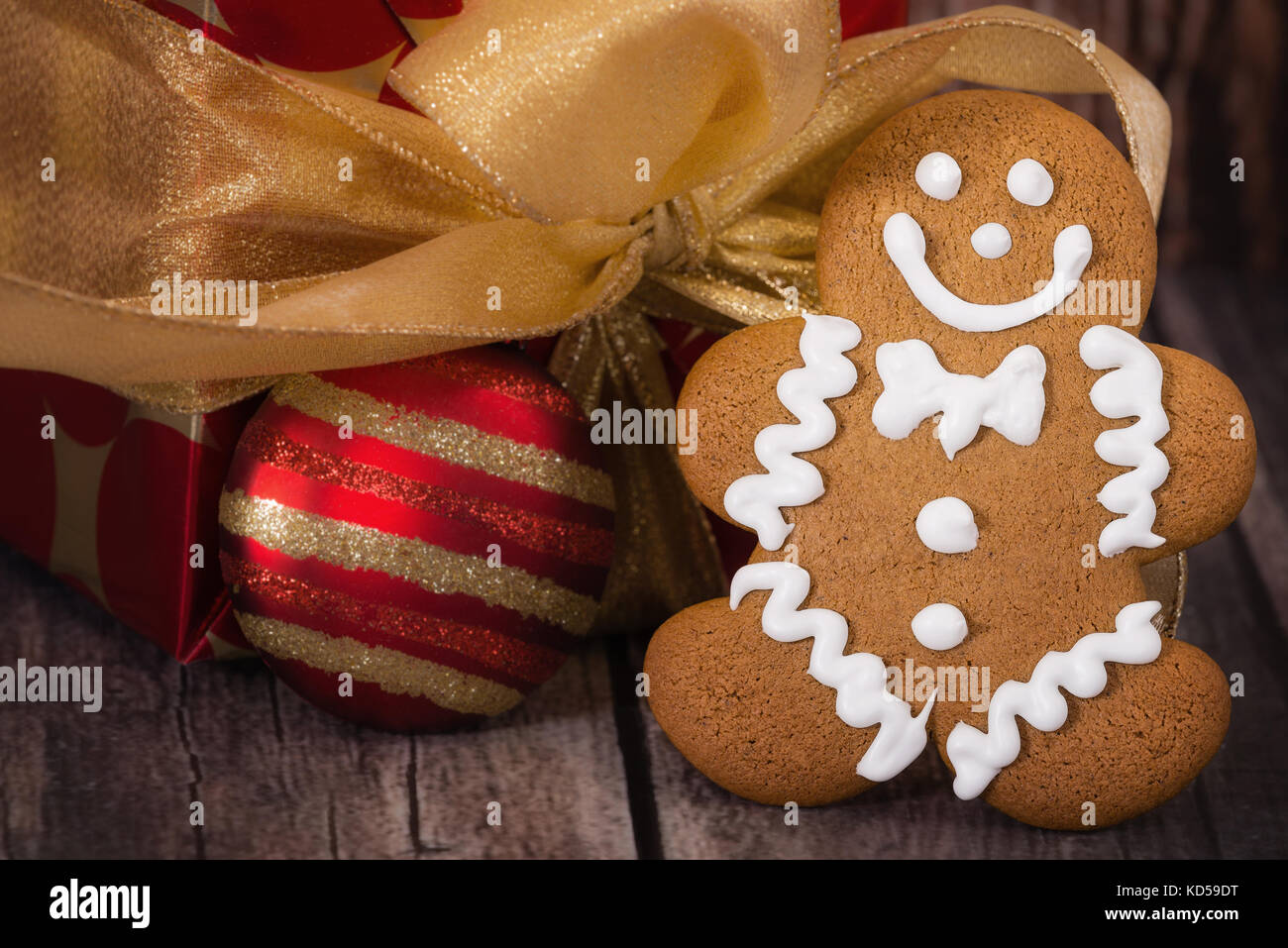 Gingerbread men cookie contre cadeau de noël et d'un ornement d'or et rouge Banque D'Images