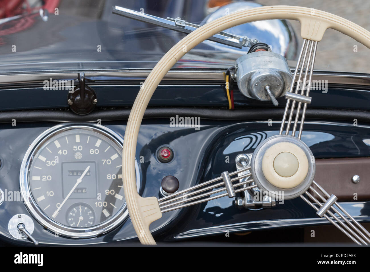 Kutna Hora, République tchèque - 18 août 2017 : gros plan d'un tableau de bord bleu, avec indicateur de vitesse et volant, d'une voiture ancienne garée dans l'historique Banque D'Images