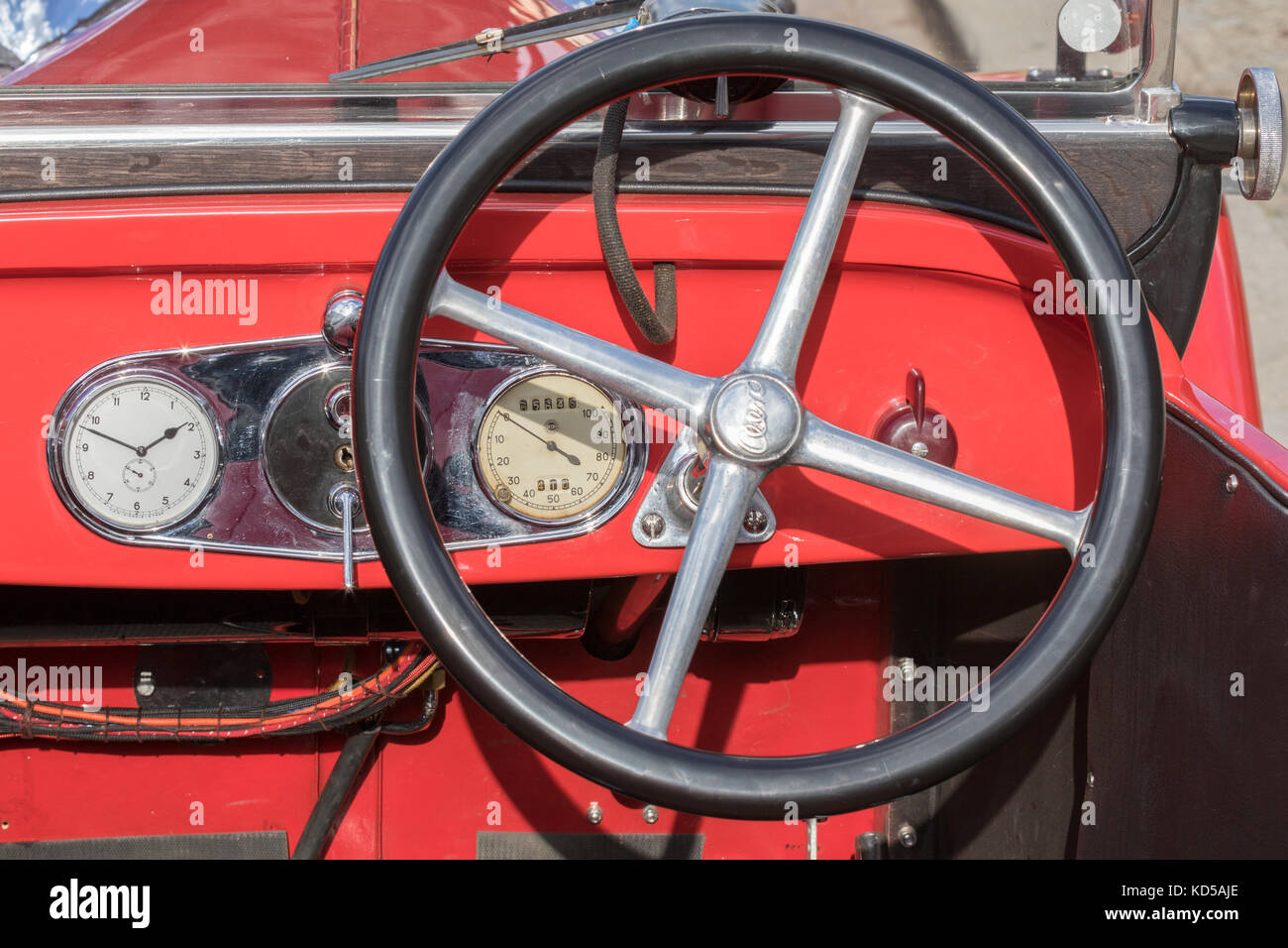 Kutna Hora, République tchèque - 18 août 2017 : gros plan d'un tableau de bord rouge, avec indicateur de vitesse et volant, d'une voiture d'époque garée dans l'historique Banque D'Images
