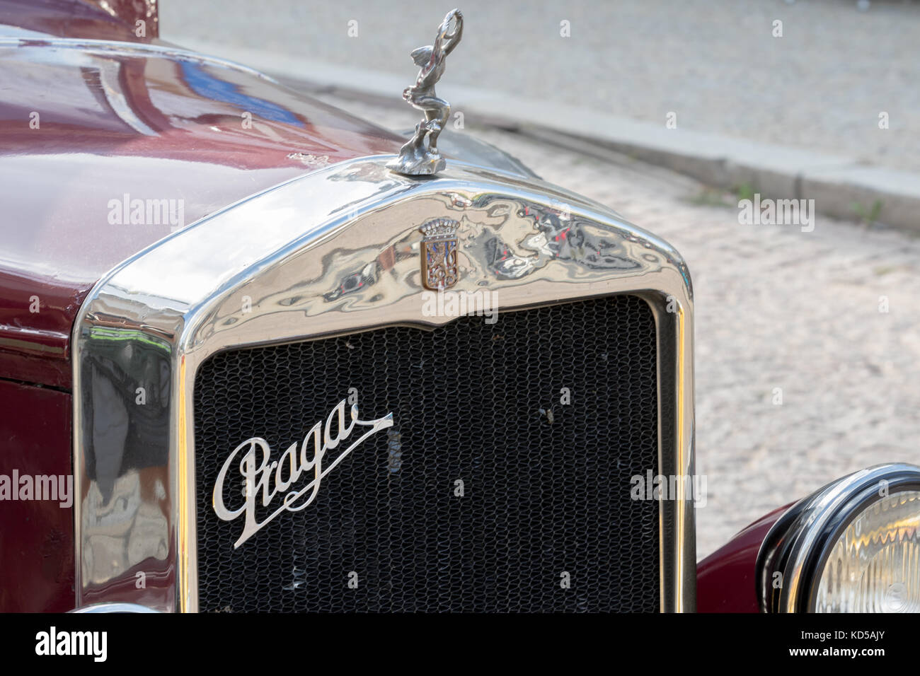 Kutna Hora, République tchèque - 18 août 2017 : gros plan d'un tableau de bord jaune, avec indicateur de vitesse et volant, d'un parking vintage Banque D'Images