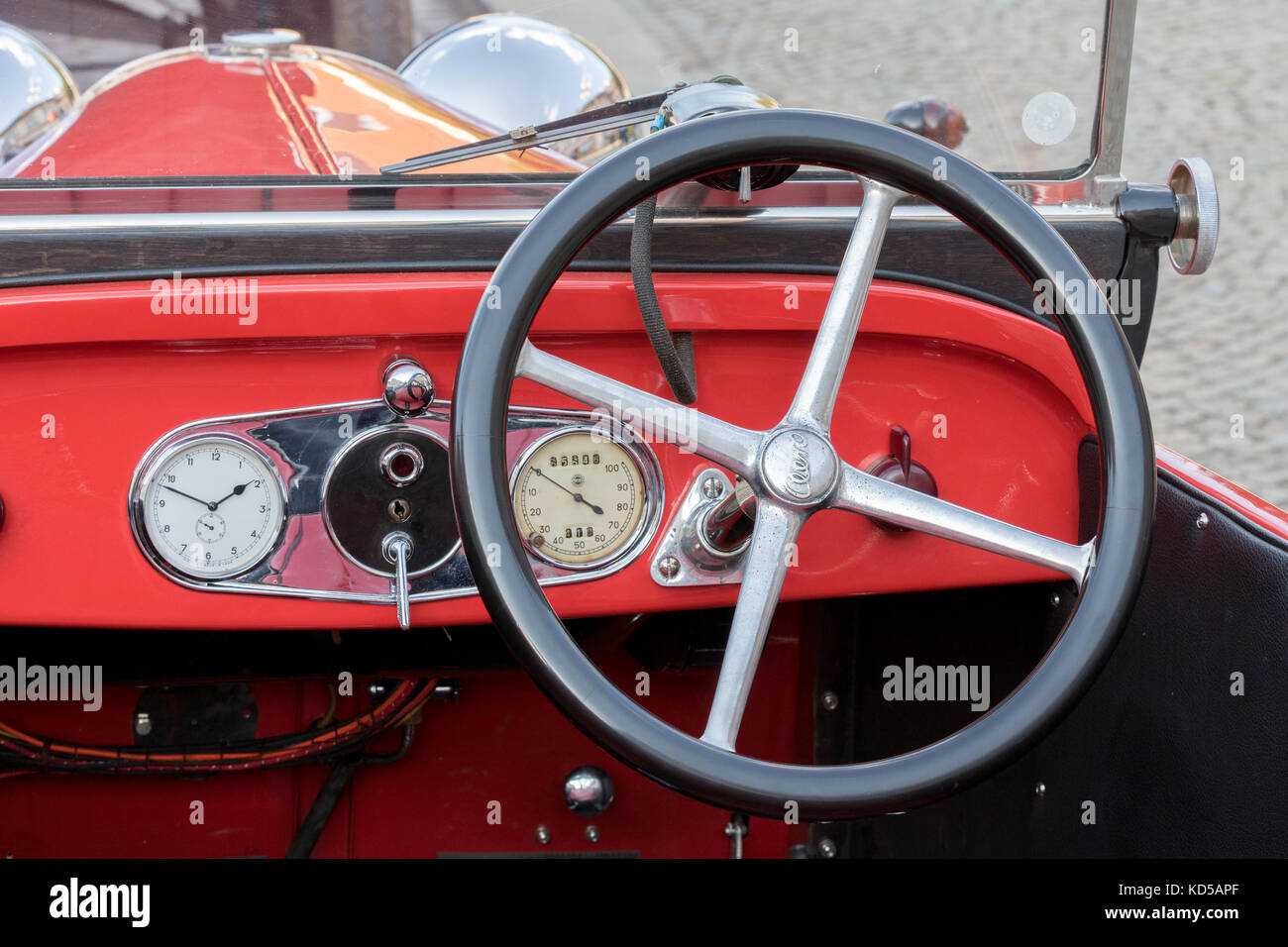 Kutna Hora, République tchèque - 18 août 2017 : gros plan d'un tableau de bord rouge, avec indicateur de vitesse et volant, d'une voiture d'époque garée dans l'historique Banque D'Images
