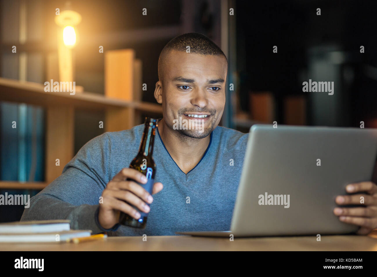 Attractive male personne utilisant son ordinateur portable Banque D'Images