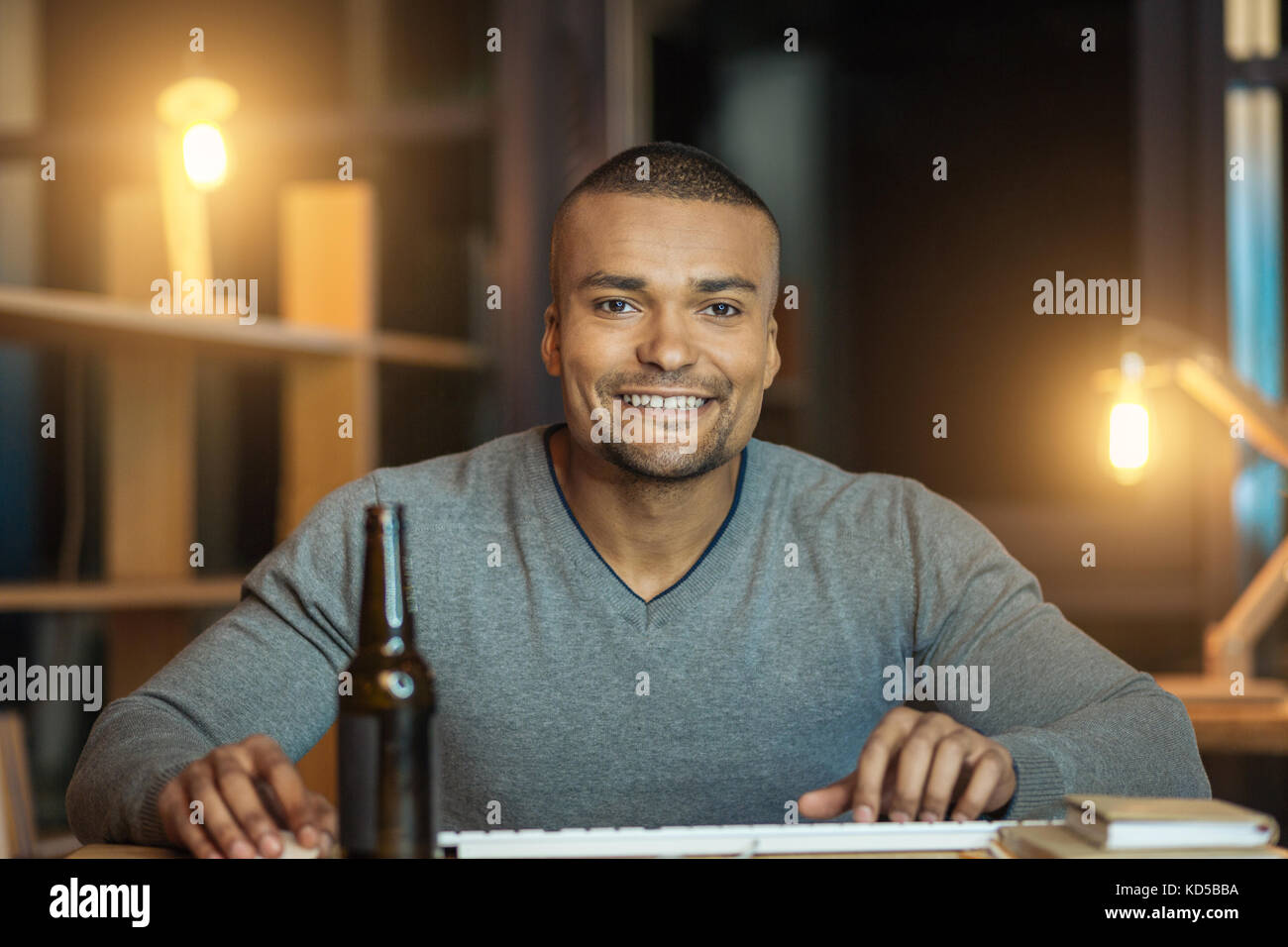 Portrait of smiling personne de sexe masculin que de poser sur l'appareil photo Banque D'Images